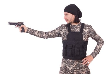 Elinde silah üzerinde beyaz izole askeri üniformalı genç adam