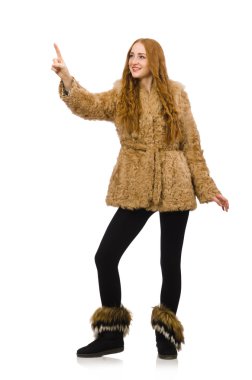 Kürk mantolu kızıl kız, beyaz tenli.