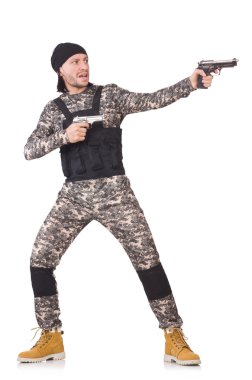 Beyaz izole tabanca tutan askeri üniformalı genç adam