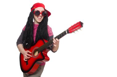 Kadın gitarist beyaz üzerine izole