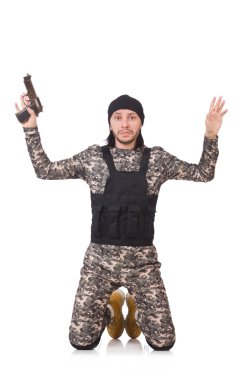 Elinde silah üzerinde beyaz izole askeri üniformalı genç adam
