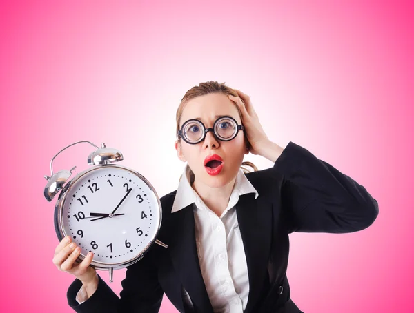 Mujer de negocios con reloj gigante —  Fotos de Stock