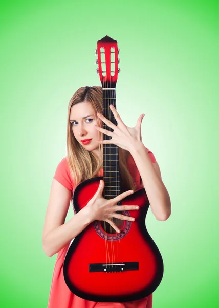 Vrouwelijke gitarist tegen het verloop — Stockfoto