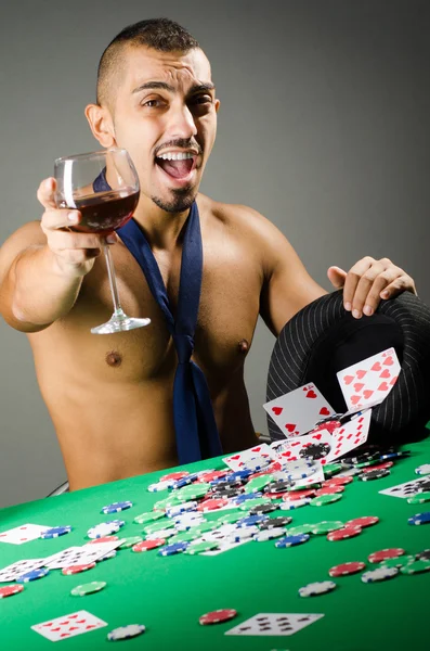 Uomo che beve e gioca nel casinò — Foto Stock