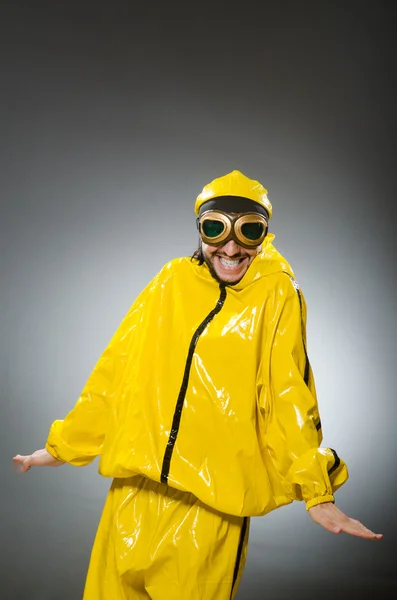 Adam sarı takım elbise ve havacı gözlük — Stok fotoğraf