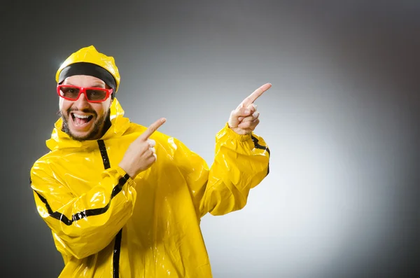 Uomo divertente che indossa abito giallo — Foto Stock