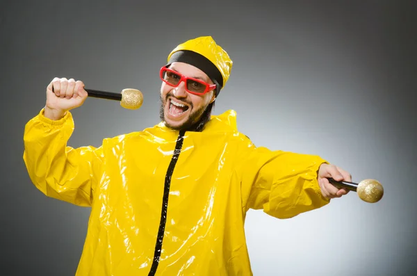 Homem usando terno amarelo com microfone — Fotografia de Stock