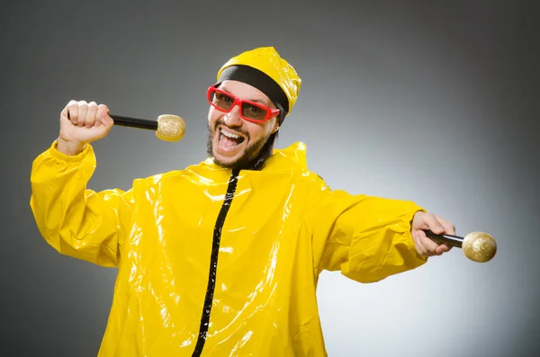 Hombre vestido de traje amarillo con micrófono —  Fotos de Stock