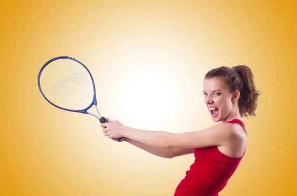 Femme jouant au tennis contre le gradient — Photo