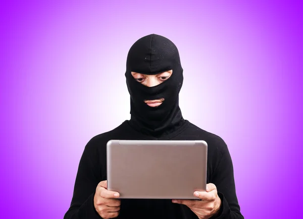 Hacker com computador usando balaclava — Fotografia de Stock