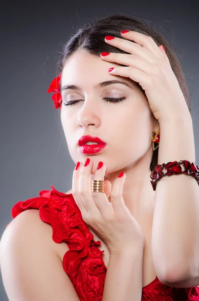 Retrato de mulher contra fundo cinza — Fotografia de Stock