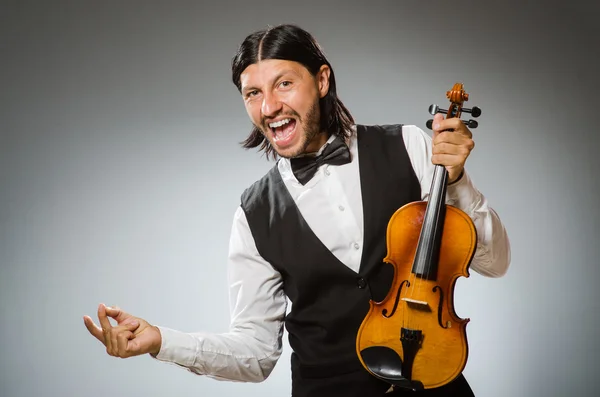 Uomo che suona il violino nel concetto musicale — Foto Stock