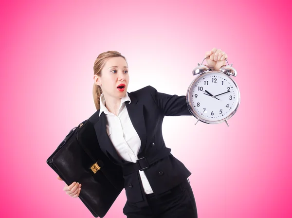 거대 한 시계를 가지고 일하는 여성 — 스톡 사진