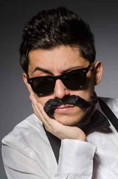 Joven con bigote falso aislado en gris — Foto de Stock