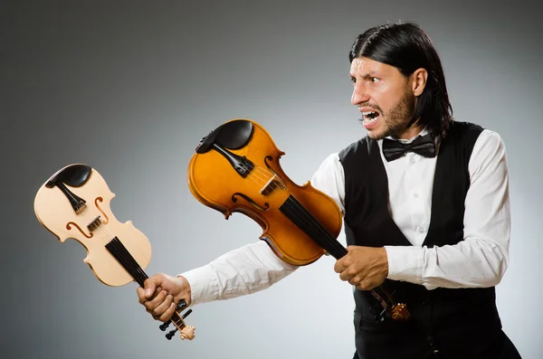 Gry na skrzypcach w muzyczna koncepcja człowieka — Zdjęcie stockowe