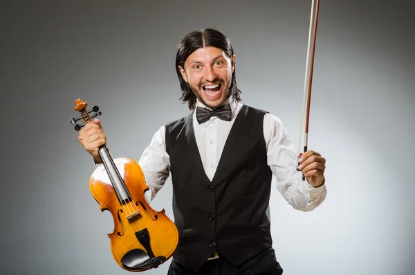 Homme jouant du violon dans un concept musical — Photo