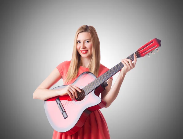 Mulher tocando guitarra contra o gradiente — Fotografia de Stock