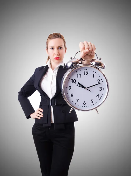 Mujer mujer de negocios con reloj gigante —  Fotos de Stock