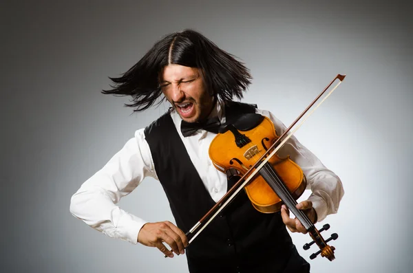 Homme jouant du violon dans un concept musical — Photo