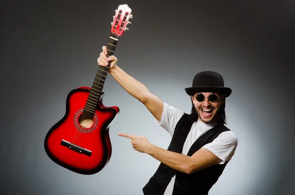 Mann trägt Sonnenbrille und spielt Gitarre — Stockfoto