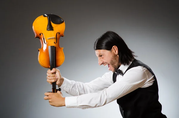 Uomo che suona il violino nel concetto musicale — Foto Stock
