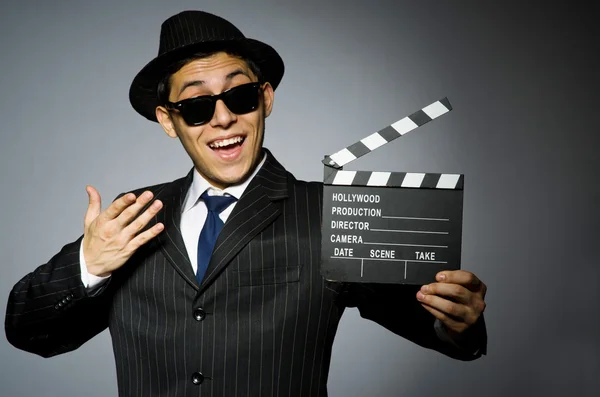 Klasik çizgili kostüm ve gri izole şapka genç adam — Stok fotoğraf