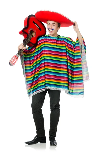 Смешной молодой мексиканец с гитарой, изолированной на белом — стоковое фото
