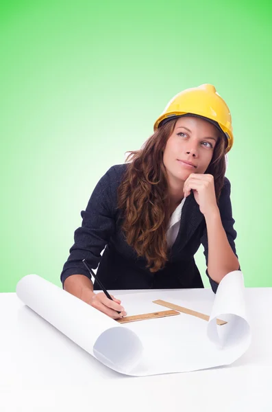 Vrouw architect met tekeningen tegen verloop — Stockfoto