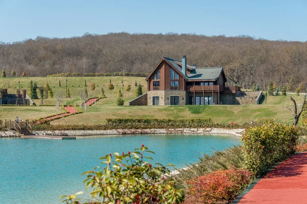 Parlak gün su yakınında modern ev