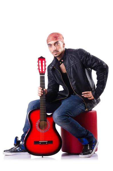 Man met de gitaar geïsoleerd op wit — Stockfoto