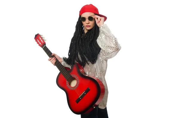 Kvinna gitarrist isolerad på vitt — Stockfoto