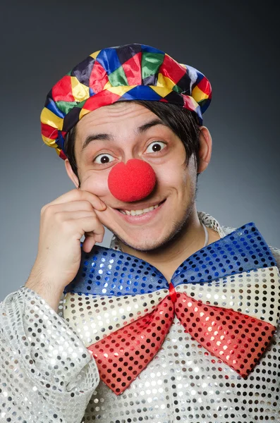 Lustiger Clown vor grauem Hintergrund — Stockfoto