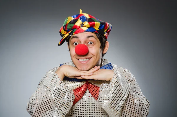 Clown divertente contro sfondo grigio — Foto Stock