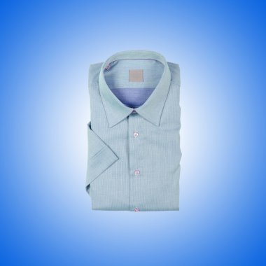 Hoş erkek gömleği, eğime karşı. 