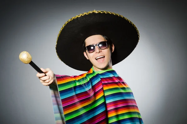 Hombre divertido en sombrero contra fondo gris —  Fotos de Stock