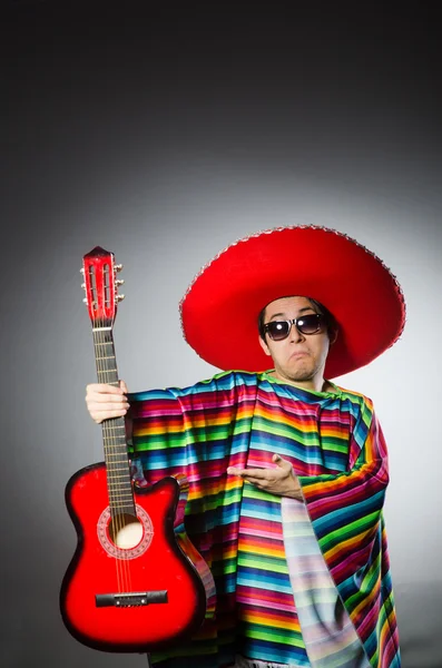 Uomo divertente in sombrero contro sfondo grigio — Foto Stock