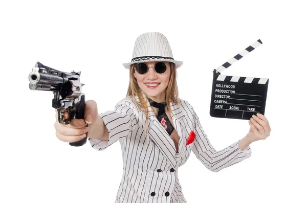 Piękna dziewczyna trzyma rękę pistolet i clapperboard na białym tle — Zdjęcie stockowe