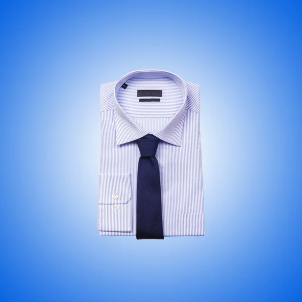 Mooi mannelijk overhemd tegen het verloop — Stockfoto