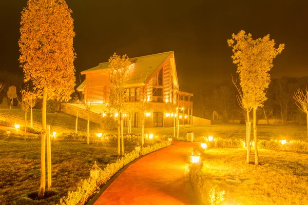 Trevligt modernt hus under kvällstimmarna — Stockfoto