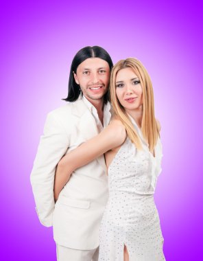 Birbirine aşık iki erkek ve kadın.