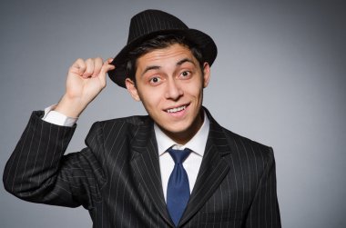 Klasik çizgili kostüm genç adam