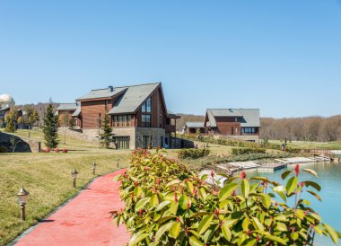 Parlak gün su yakınında modern ev