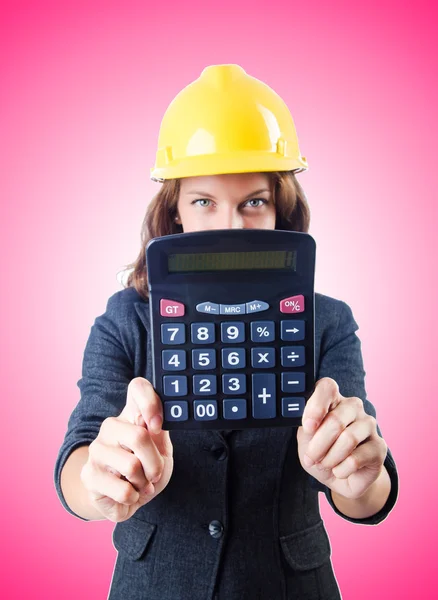 Bauarbeiterin mit Taschenrechner — Stockfoto