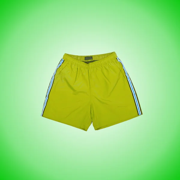 Manliga shorts gröna bakgrunden — Stockfoto