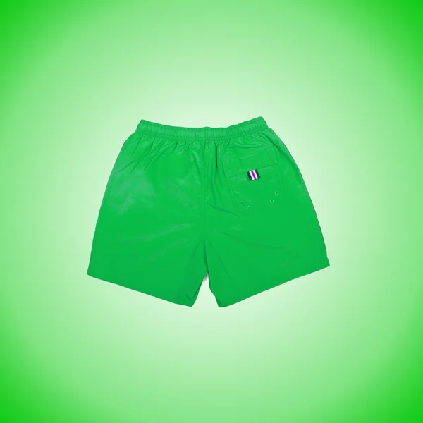 Manliga shorts gröna bakgrunden — Stockfoto