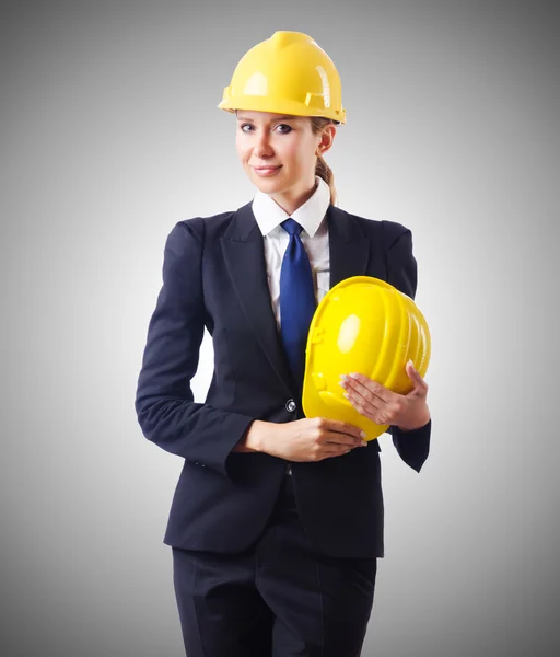 Joven mujer de negocios con sombrero duro — Foto de Stock