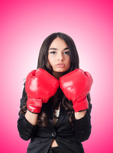 Jovem com luvas de boxe — Fotografia de Stock