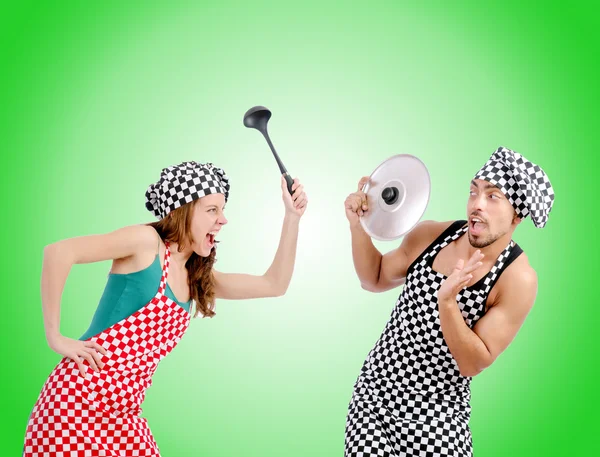 Par de cocineros divertidos contra el gradiente — Foto de Stock