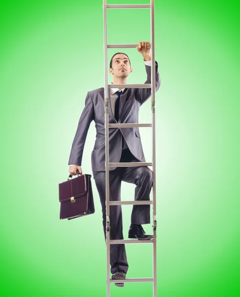 Uomo d'affari che sale la scala contro la pendenza — Foto Stock