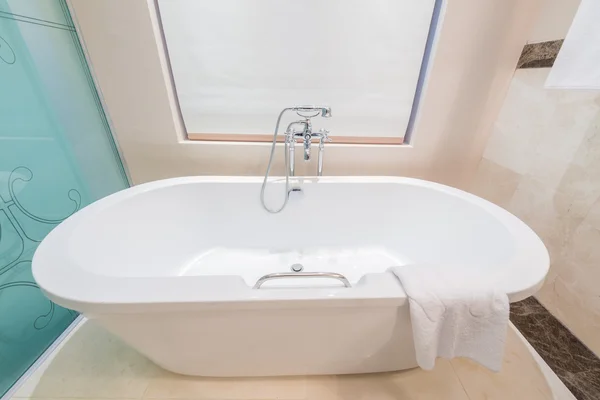 Intérieur salle de bain moderne avec baignoire — Photo